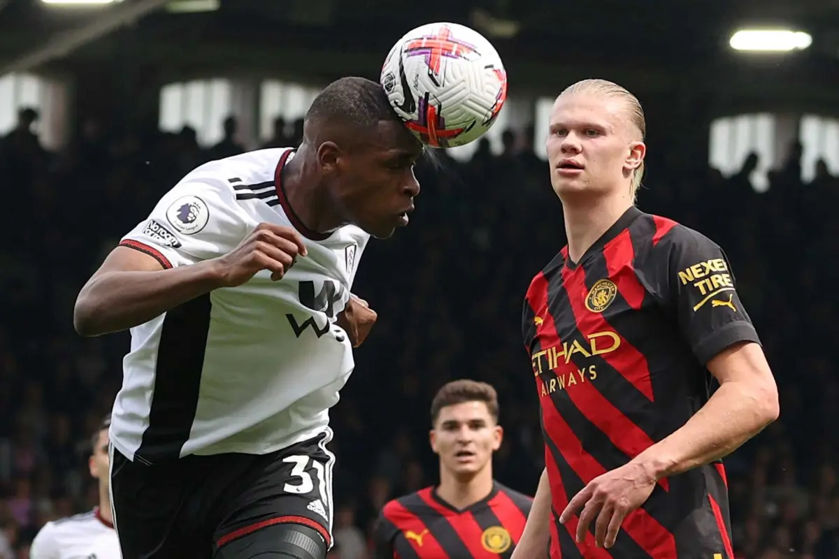 Issa Diop (à esquerda) é acusado de ameaçar repetidamente a mulher