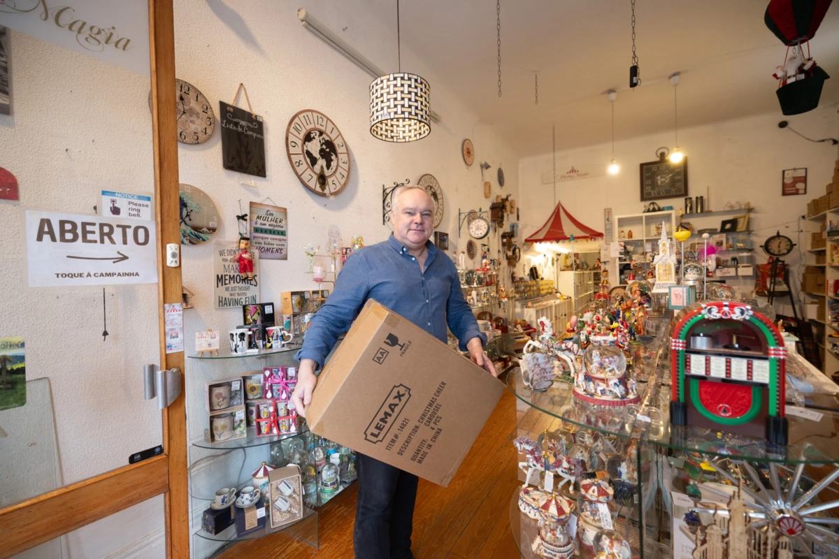 José Reis, dono da Porto de Magia, está na loja desde 1994 quando começou a vender caixinhas de música