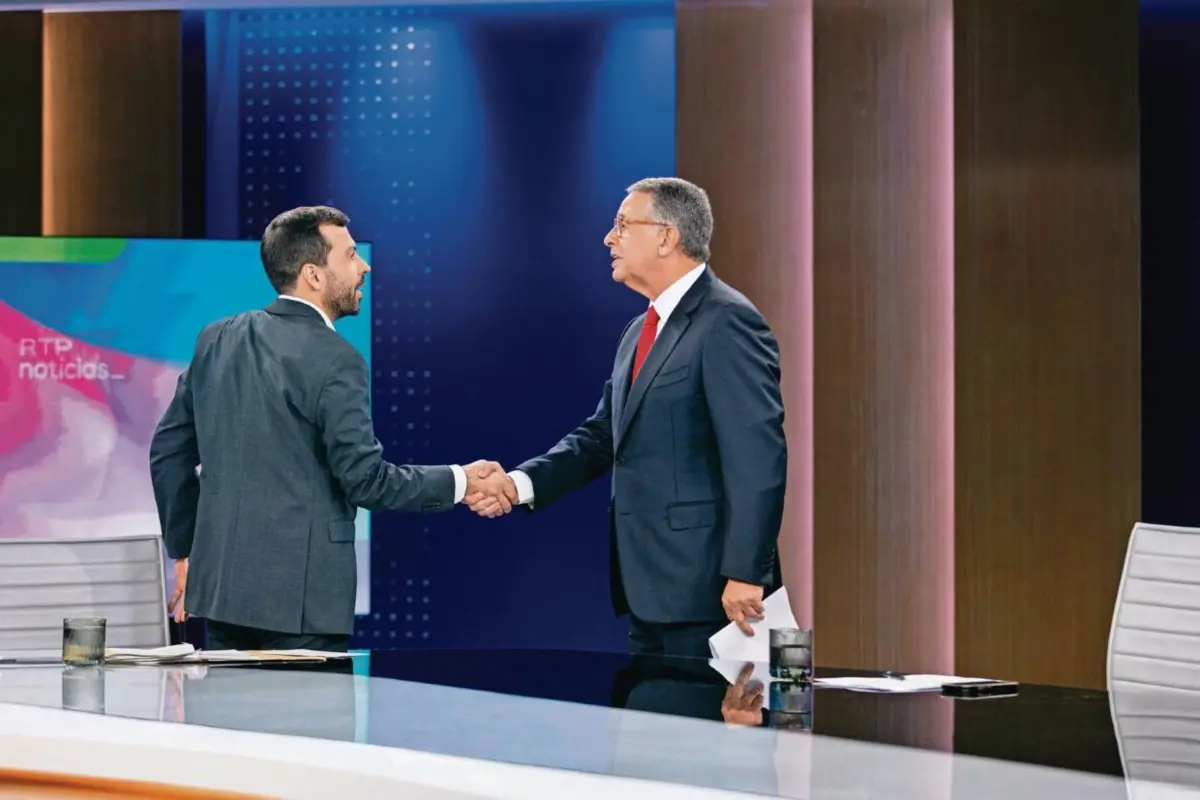 Clima entre candidatos começou cordial e prosseguiu tenso