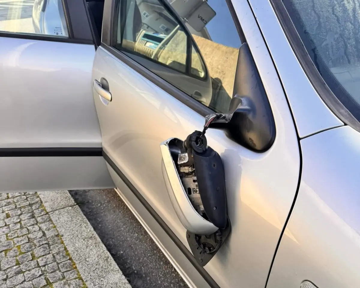 Carros terão sido danificados durante a noite