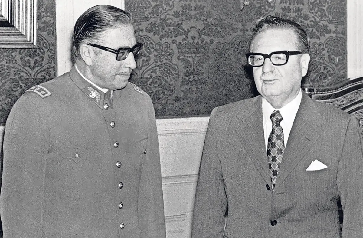 Augusto Pinochet e Salvador Allende, a 23 de agosto de 1973, três semanas antes do golpe que matou Allende