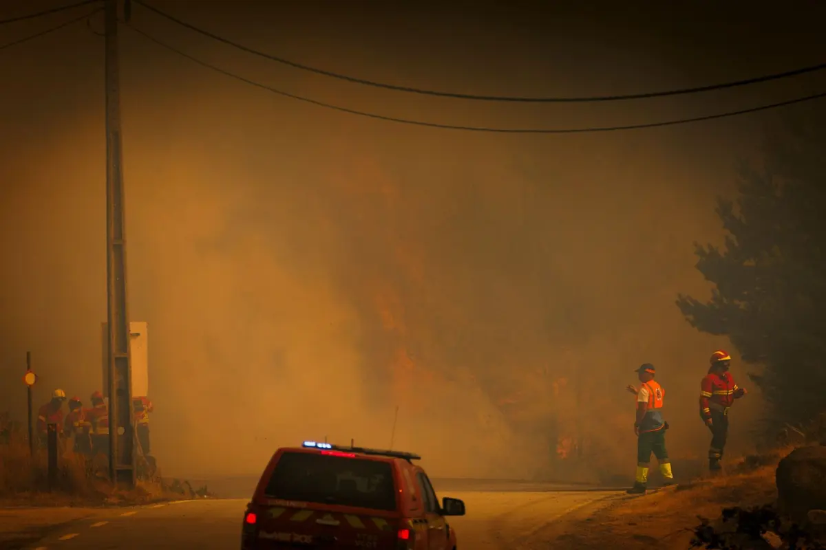 Estas interdições estão em vigor desde as 18 horas e são provocadas pelos incêndios