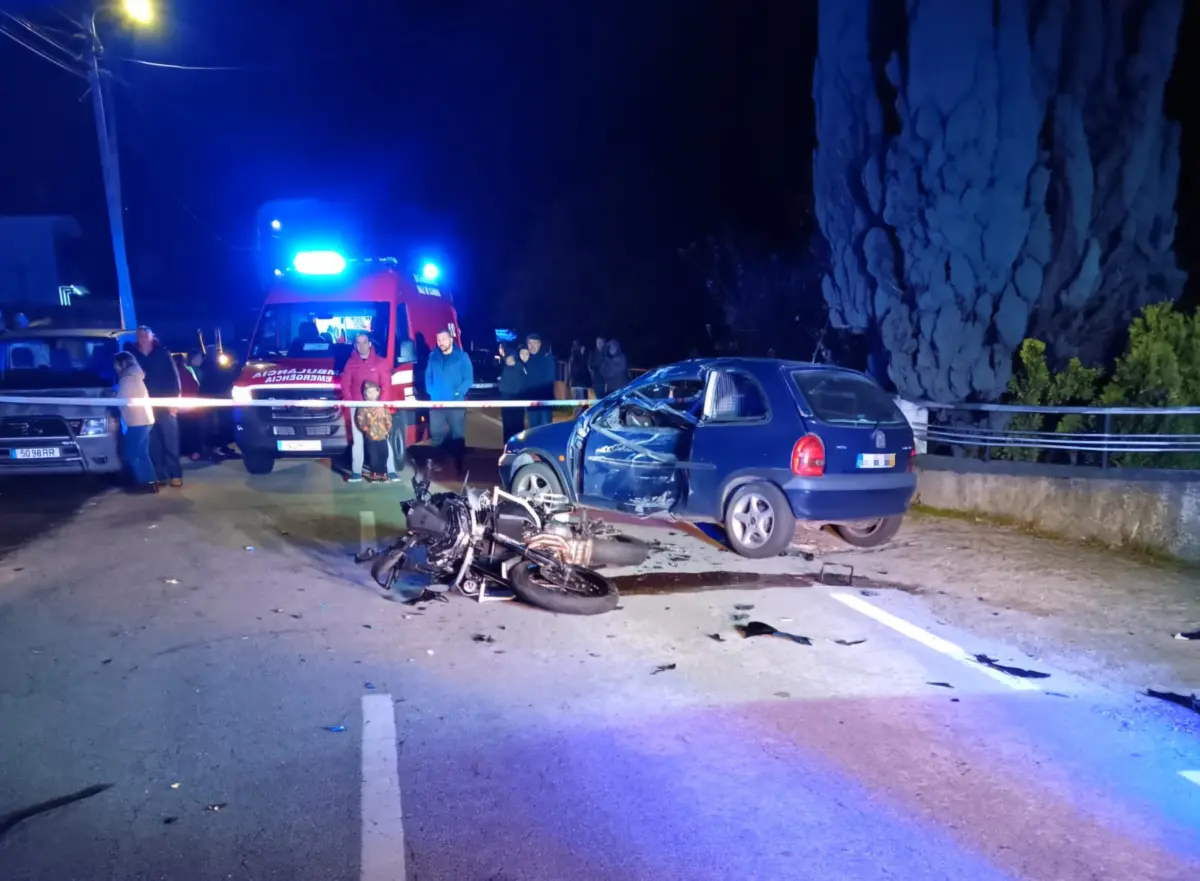 A parte lateral do carro ficou destruída