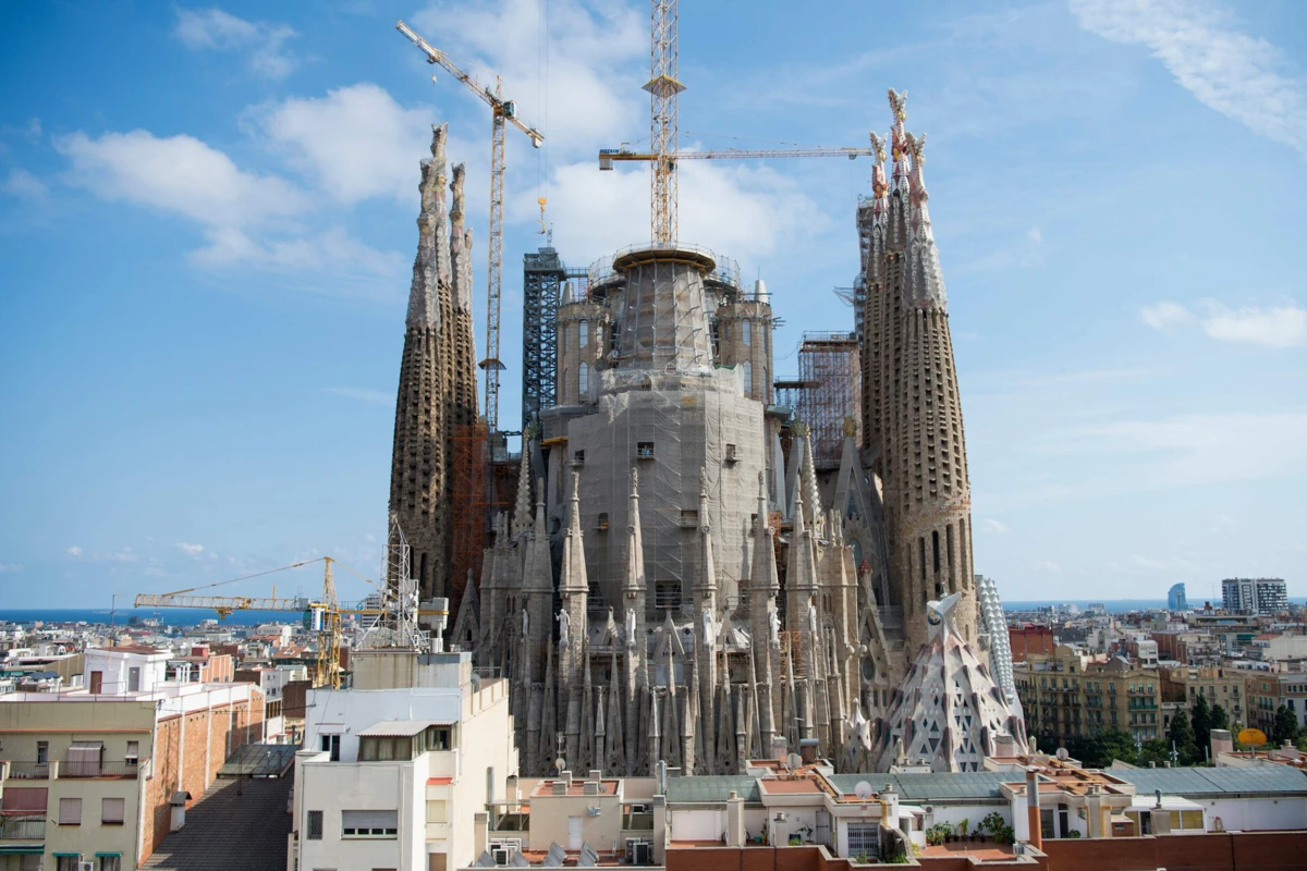 Estima-se que anualmente 18 a 22 milhões de pessoas visitem a basílica Sagrada Família, em Barcelona