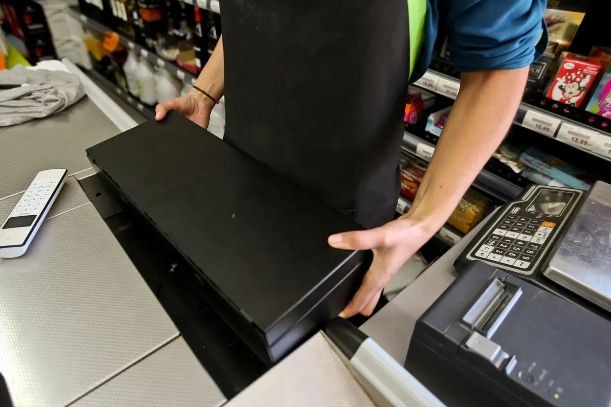 Funcionário de supermercado entregou 400 euros em notas ao ladrão