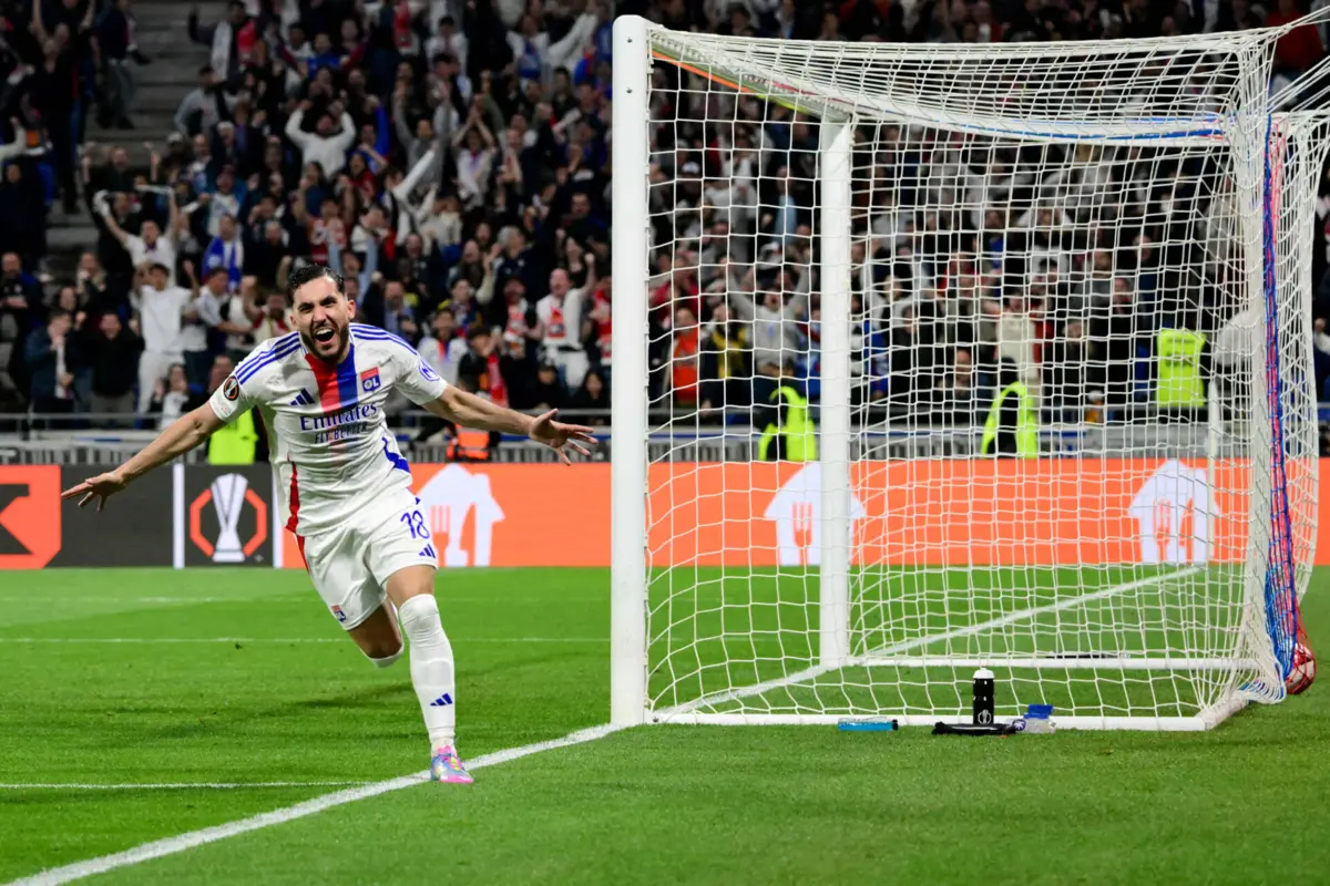 Cherki marca o golo do empate do Lyon