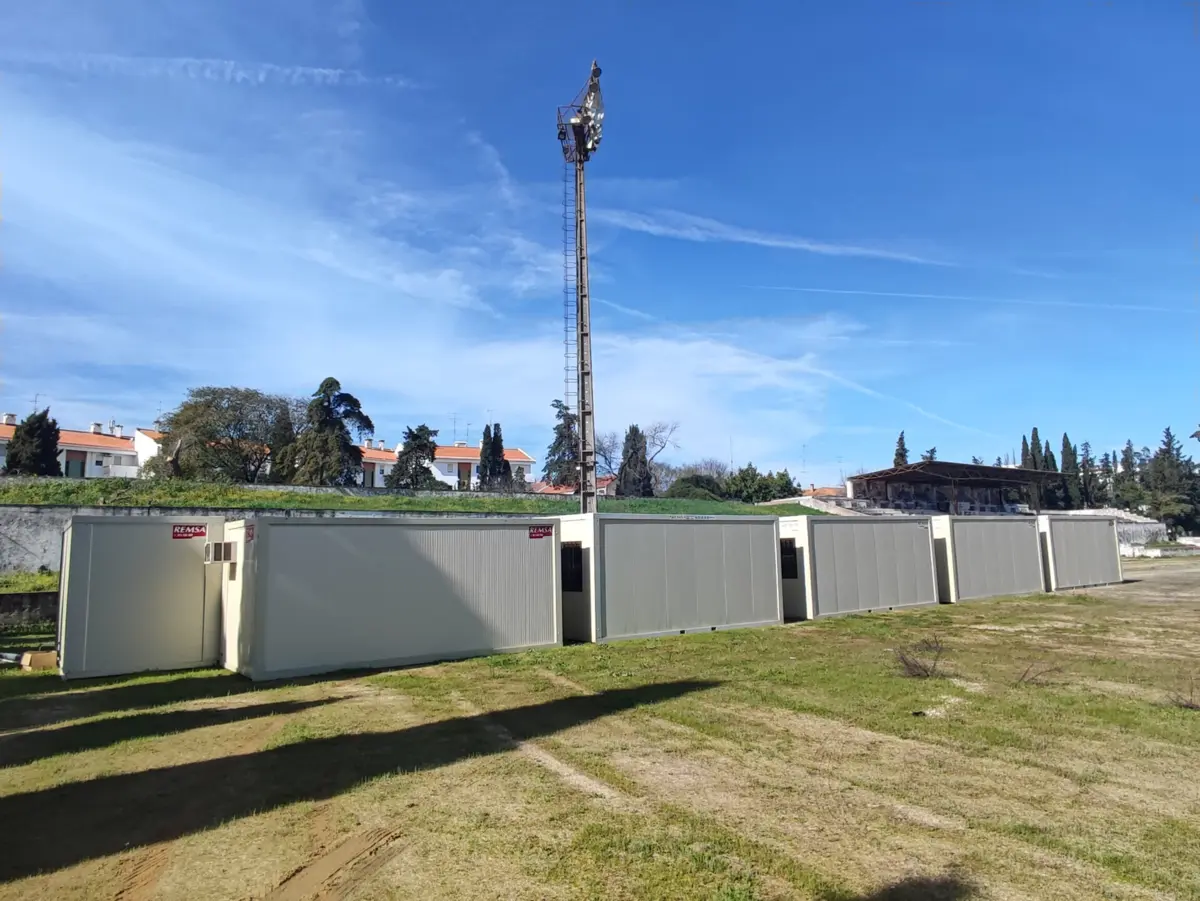 Contentores no Estádio Flávio Santos