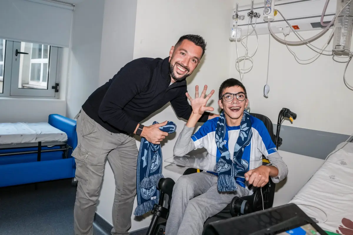 Francesco Farioli visitou a Ala Pediátrica do Hospital de S. João