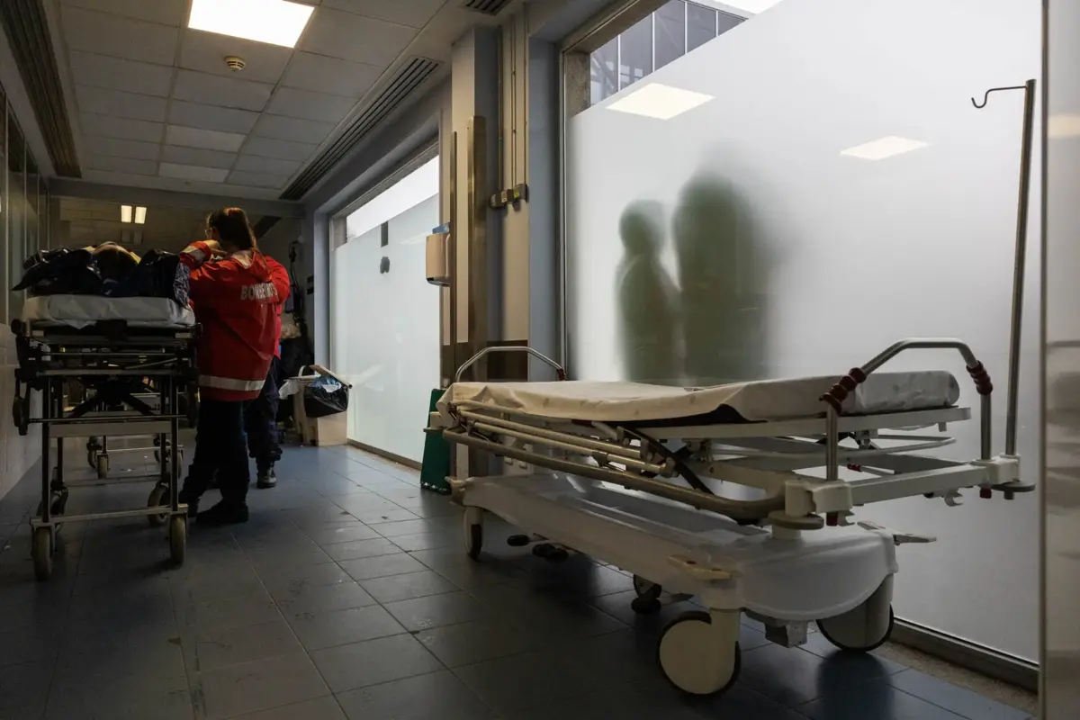 Bombeiros impedidos de acorrer a outras emergências devido ao bloqueio das macas nos hospitais