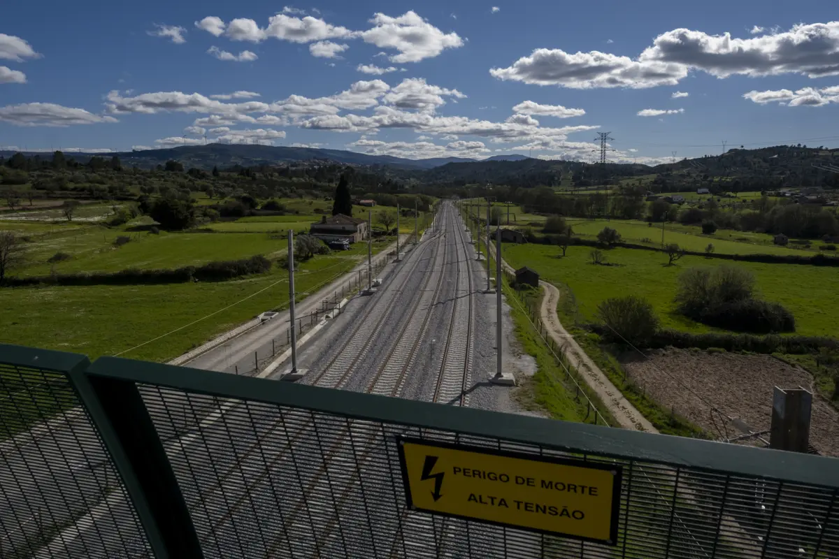 Neste momento, dos 193 quilómetros de eletrificação entre Pampilhosa da Serra e Vilar Formoso, falta terminar a obra no troço de Pampilhosa a Mangualde