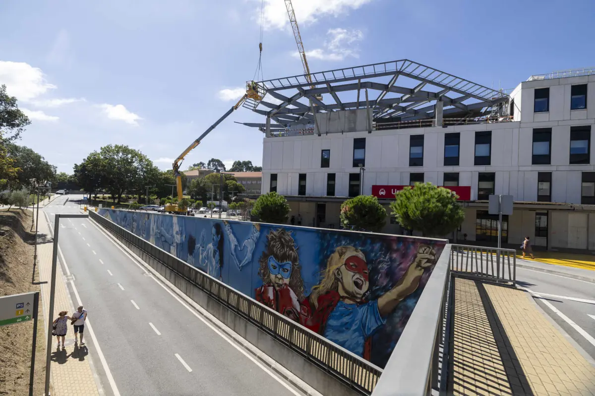 Estrutura metálica, na cobertura do edifício, é bem visível