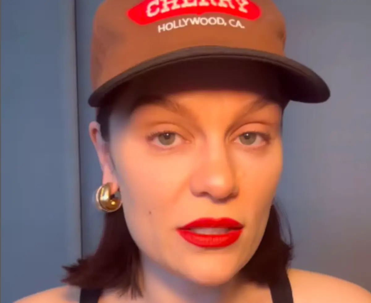 Jessie J revela cirurgia à mama e espera conseguir conservar os seus mamilos