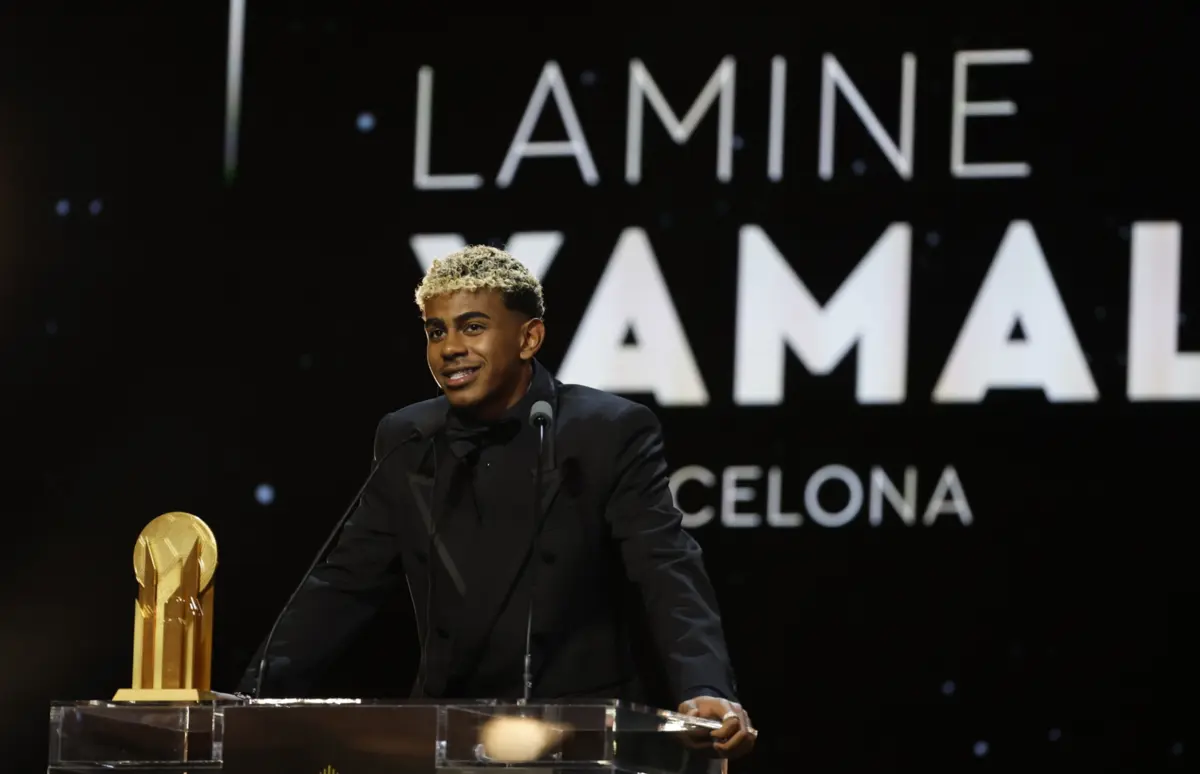 Lamine Yamal recebeu pelo segundo ano consecutivo o prémio de melhor sub-21