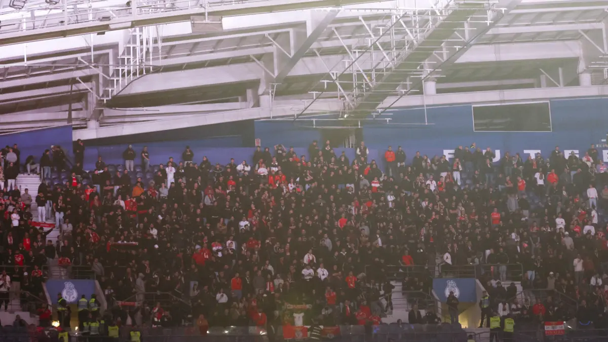 Adeptos das águias foram alegadamente obrigados a descalçar-se na chuva