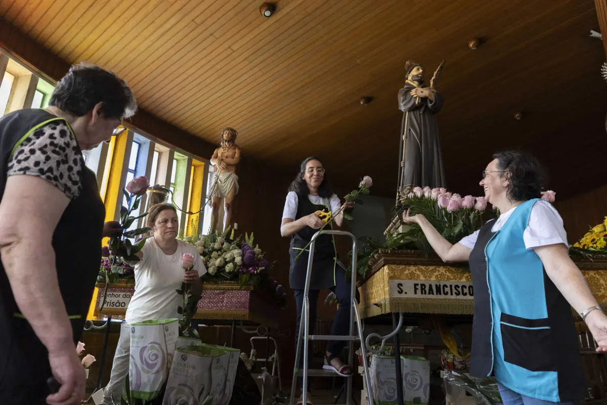 Decoração dos andores, para o Senhor dos Navegantes, é um trabalho demorado