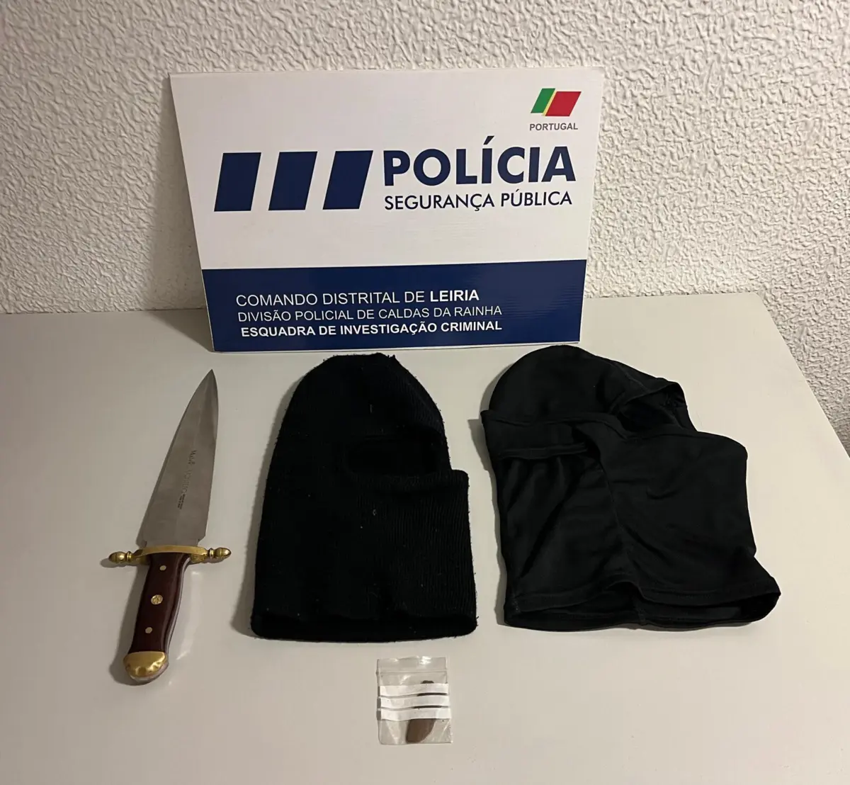 Polícia deteve um jovem, que estava na posse de um punhal com meio metro de comprimento