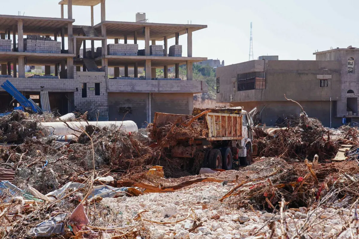 Onda de água parecida com um tsunami inundou e destruiu a cidade de Derna