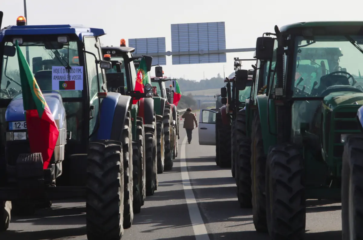 Imagem de contexto do artigo Agricultores condicionam trânsito na A33 entre a Caparica e Alcochete