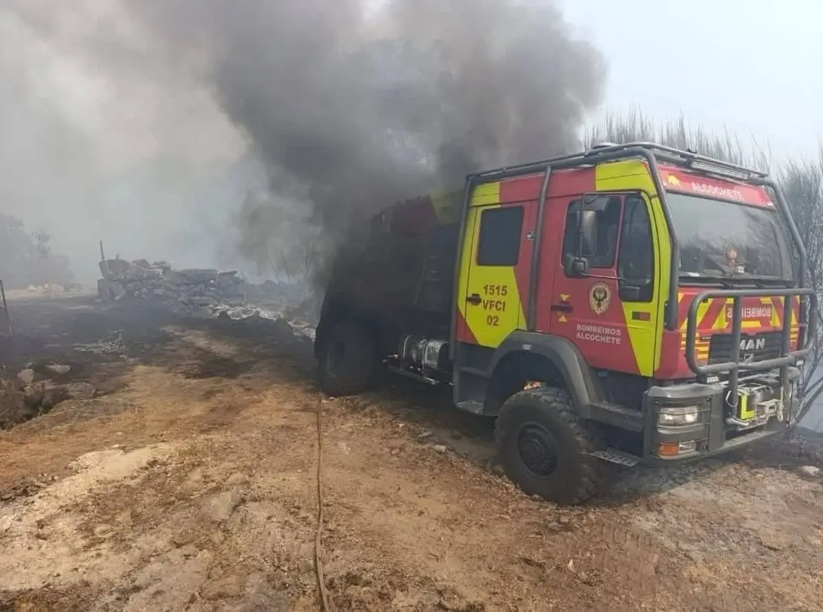 Bombeiros conseguiram escapar ilesos, mas carro ardeu no incêndio