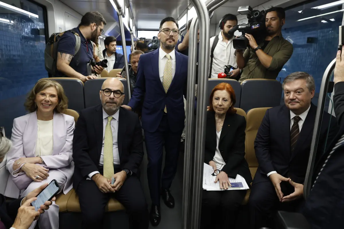 Presidente do Conselho de Administração da Metro do Porto, Tiago Braga, ao centro, com o ministro das Infraestruturas e Habitação, Miguel Pinto Luz, e a ministra do Ambiente e Energia, Maria da Graça Carvalho