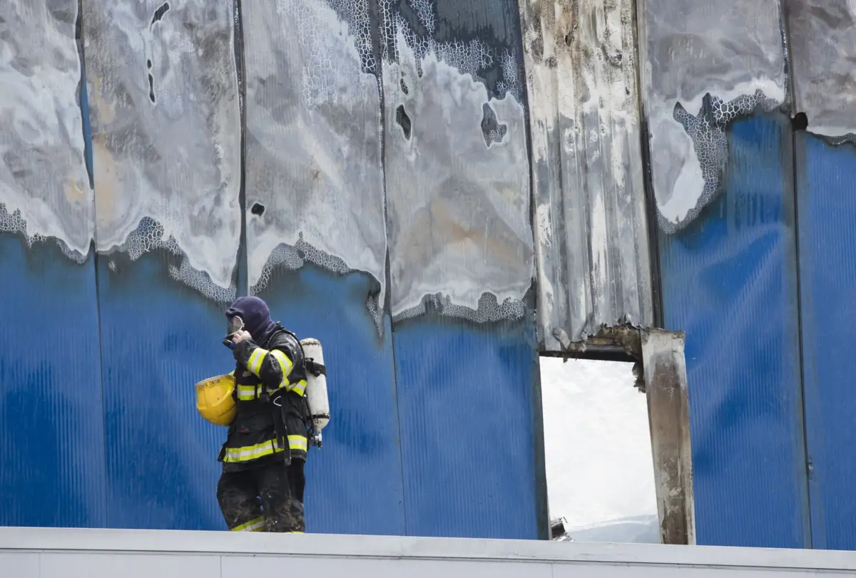 Incêndio foi combatido por dezenas de bombeiros de várias corporações