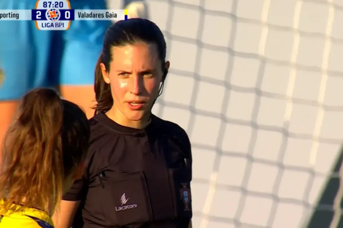 Maria Inês Andrade comunicou, pela primeira vez no futebol feminino, uma decisão do VAR ao vivo