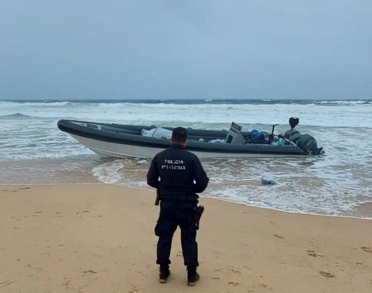 Lancha apreendida na Ilha de Faro