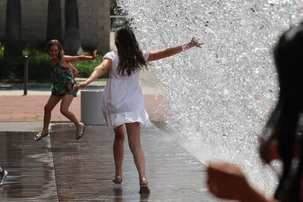 A nota recorda a importância de dar especial atenção aos grupos mais vulneráveis ao calor, como as crianças