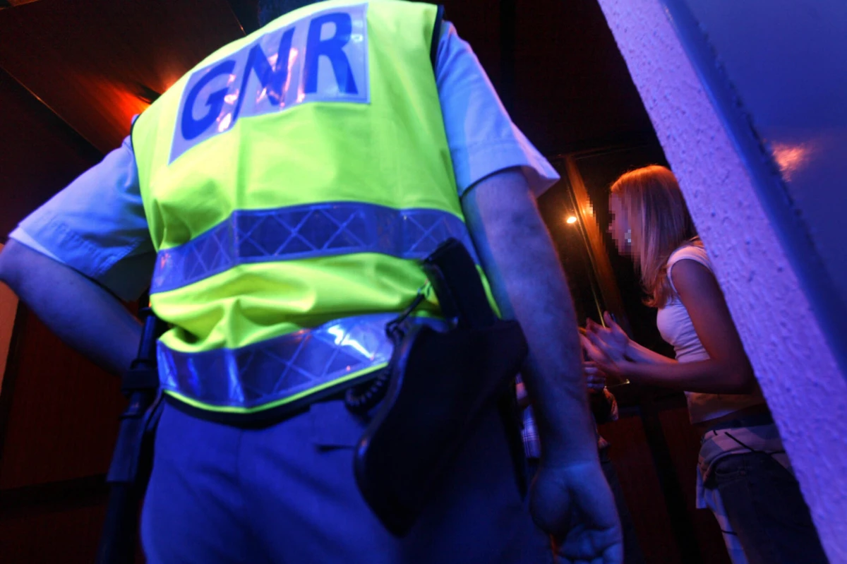 Bares eram avisados sobre fiscalizações a troco de remunerações e consumos gratuitos