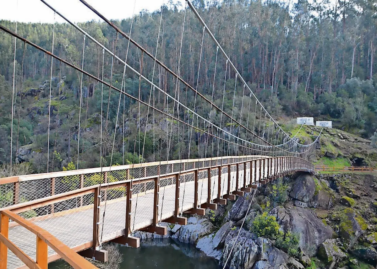 Ponte com cerca de 55 metros de comprimento une as duas margens do Tâmega