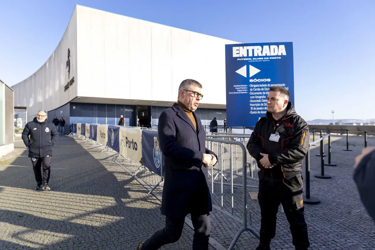 O ex-diretor de comunicação do F. C. Porto, Francisco J. Marques, à entrada da assembleia
