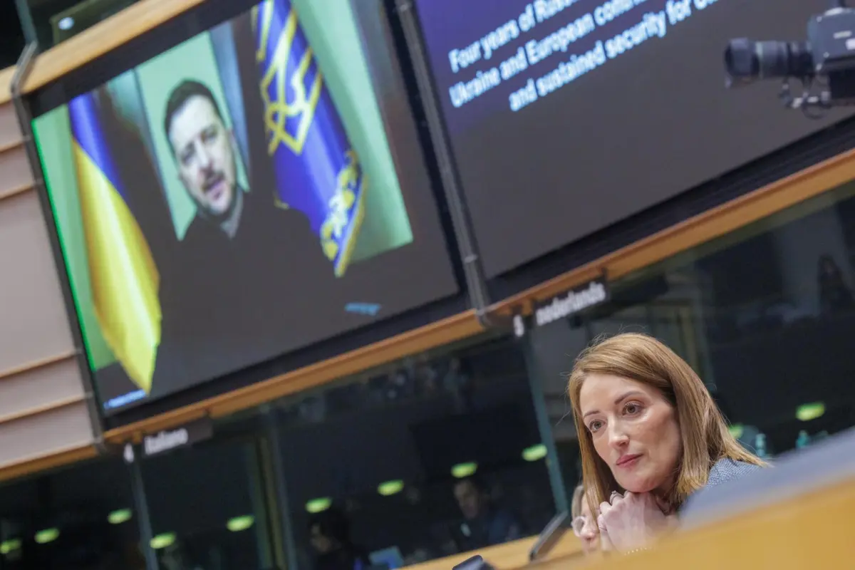 Zelensky fez uma declaração por videoconferência na sessão do Parlamento Europeu que assinalou os quatro anos de invasão russa