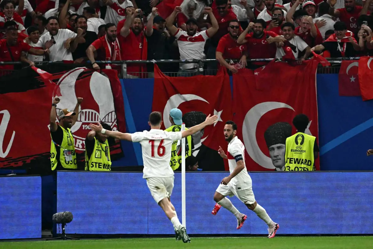 Hakan Çalhanoglou festeja o primeiro golo da Turquia
