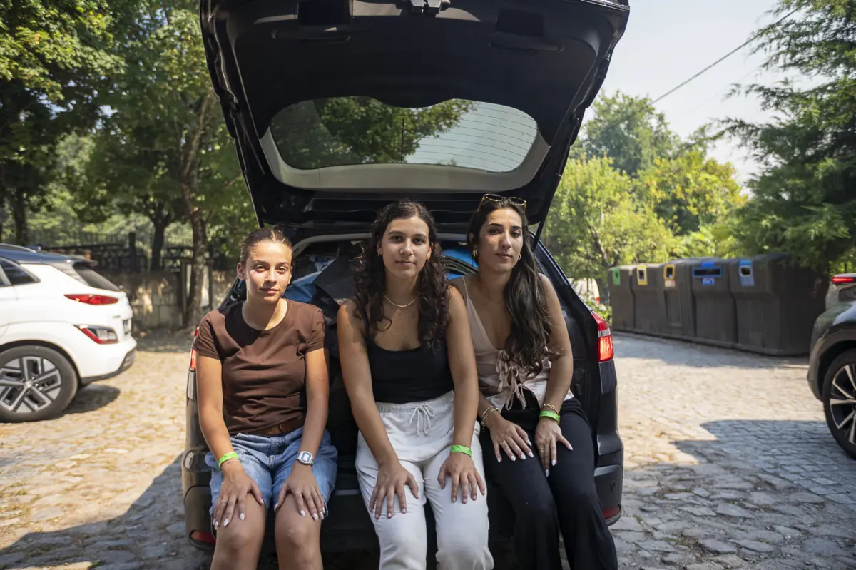 Inês Borges (à direita) foi acampar com os amigos