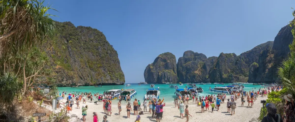 Maya Bay, na Tailândia, encerrou ao público em 2018, devido à pressão turística que ameaçou os ecossistemas. Só voltou a reabrir em 2022
