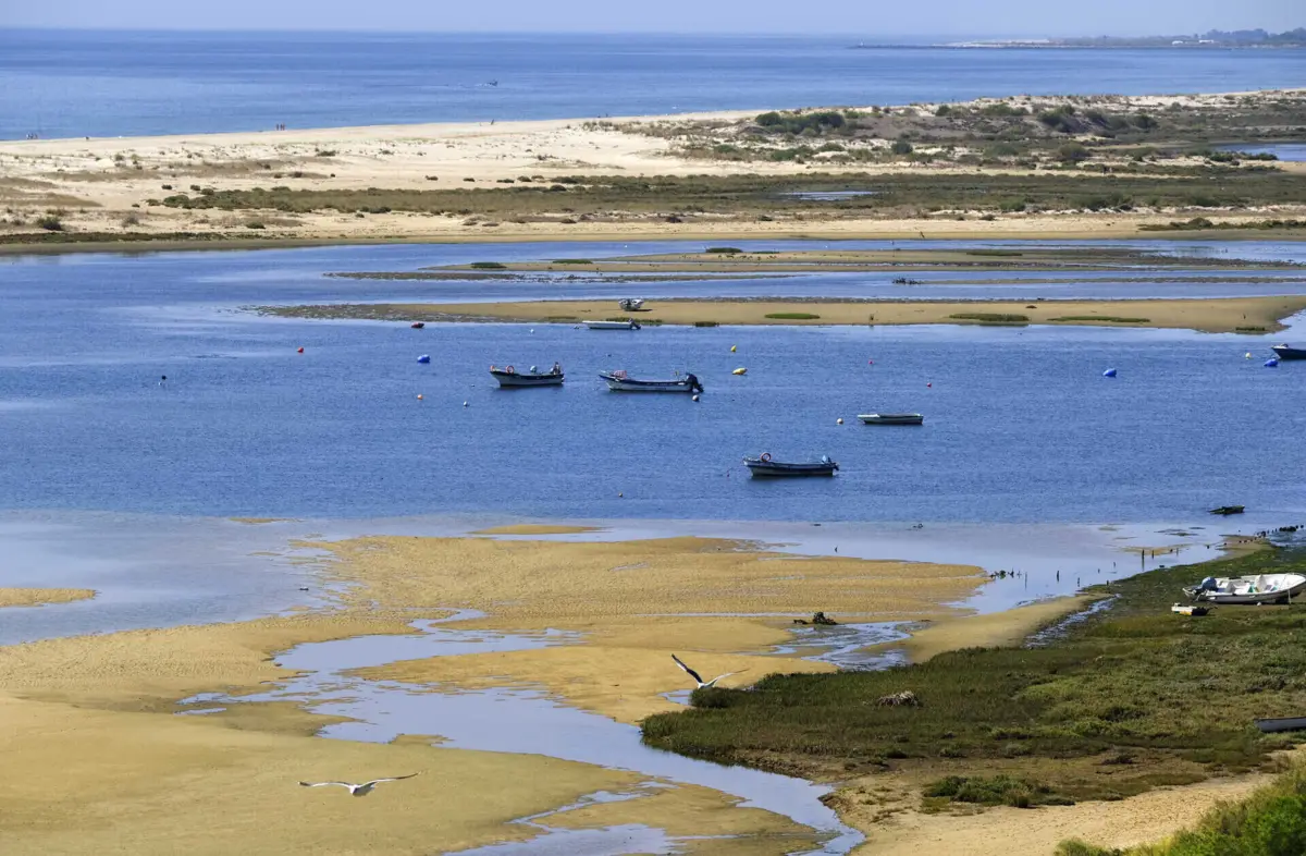 Imagem de contexto do artigo Mulher arrastada pela corrente em Cacela Velha. Autoridades desaconselham atividade balnear