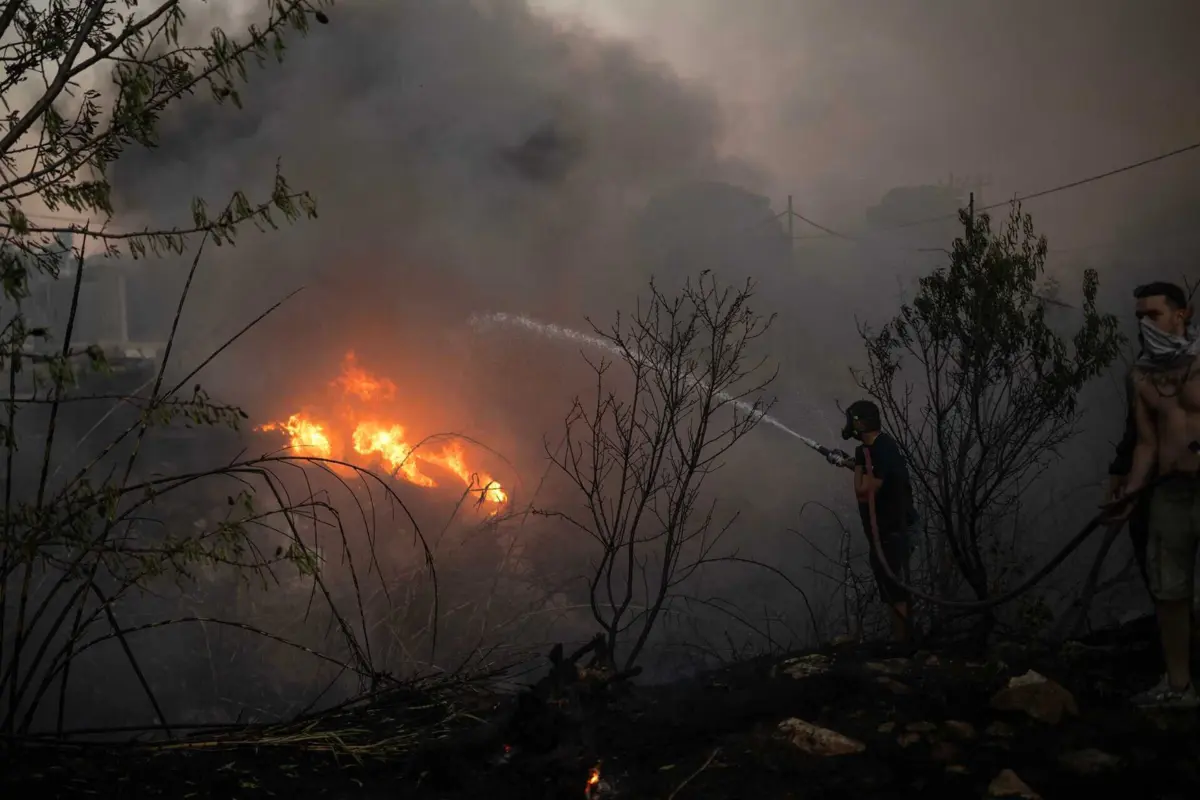 Em agosto, um violento incêndio deflagrou a norte de Atenas, destruindo dezenas de casas e matando uma pessoa