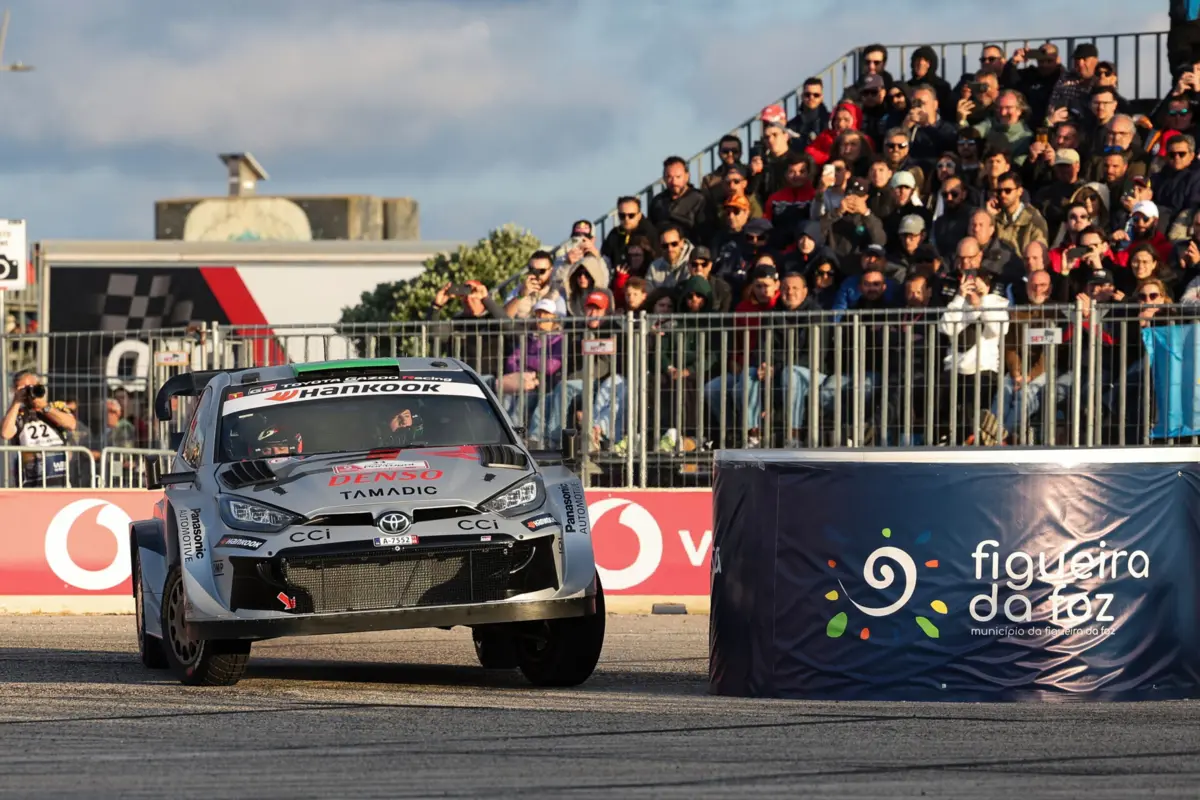 O Toyota Yaris de Elfyn Evans em ação na superespecial da Figueira da Foz