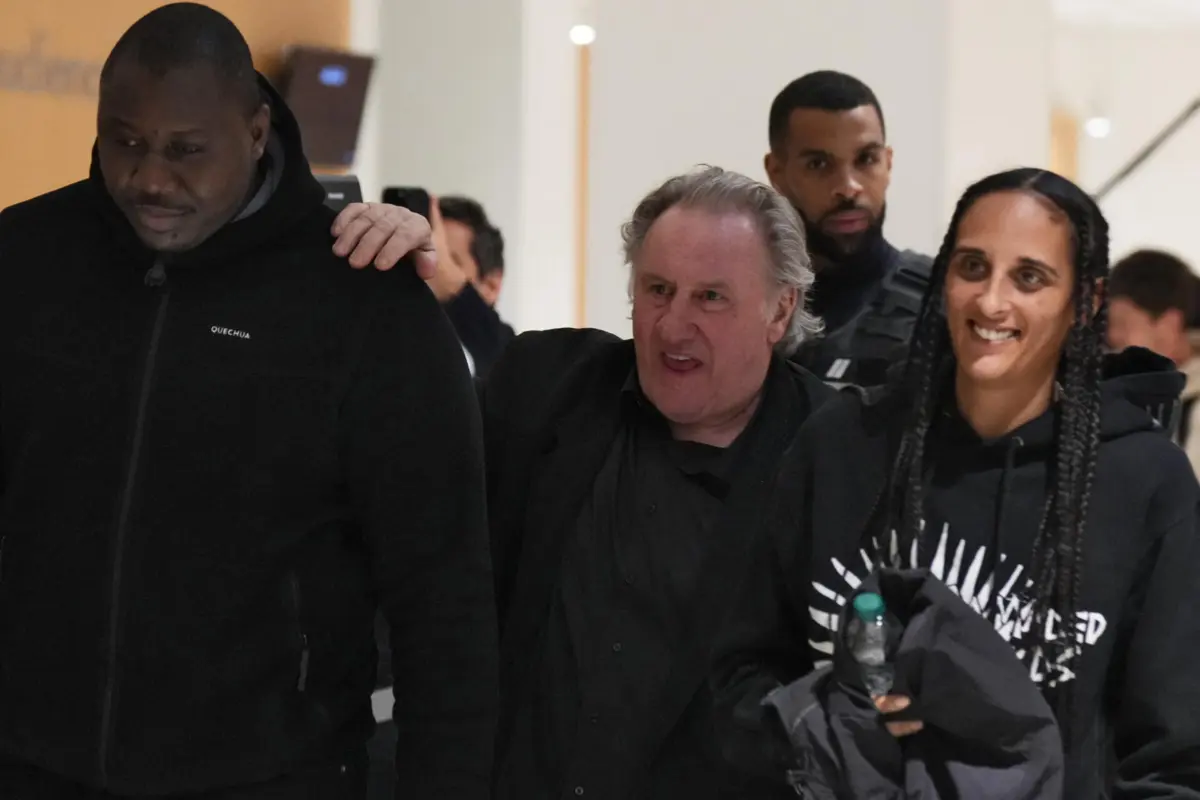 Roxane Depardieu à saída do Tribunal de Paris com o pai, Gérard Depardieu, após uma das audiências do julgamento relacionado com alegados abusos ocorridos durante as filmagens de "Les Volets Verts"
