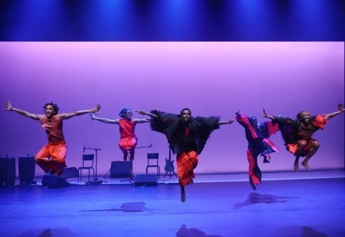 Dorothée Munyaneza convoca uma dramaturgia feita de cicatrizes visíveis do genocídio do Ruanda em 1994, e outras, mais profundas