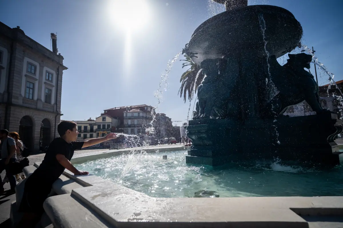 Atualmente, morrem oito vezes mais pessoas de frio do que de calor na Europa, mas a proporção de mortes causadas pelo frio e pelo calor "vai mudar drasticamente durante este século"