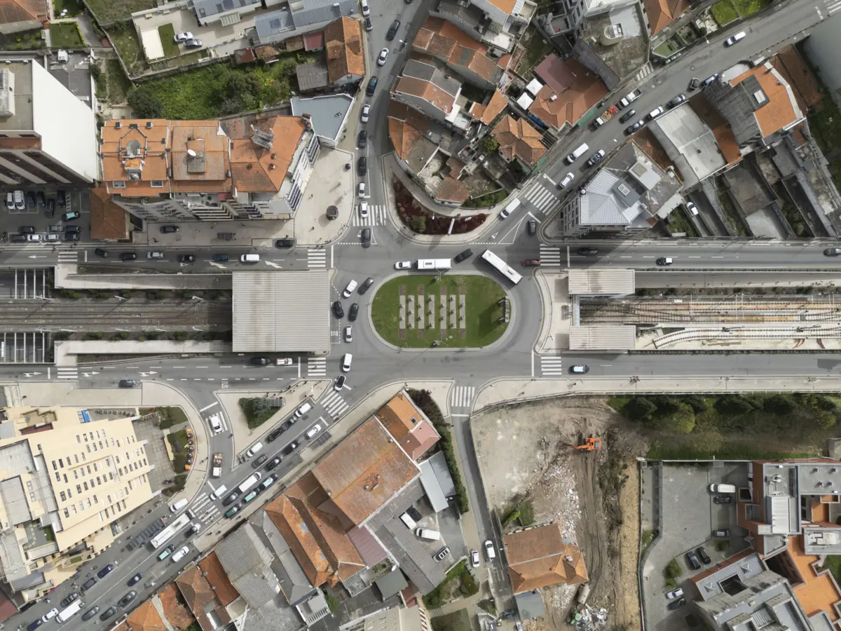 "A solução proposta para a ligação à plataforma nascente da estação de metro de Santo Ovídio foi desenvolvida visando permitir a sua futura extensão, sob o túnel rodoviário