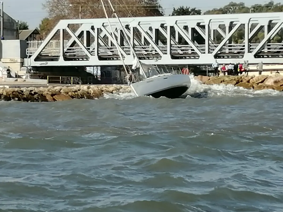 Imagem de contexto do artigo Sete pessoas resgatadas de veleiro na Cruz Quebrada em Oeiras