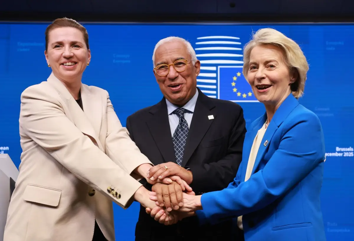 A primeira-ministra dinamarquesa, Mette Frederiksen (esquerda), o presidente do Conselho Europeu, António Costa (centro), e a presidente da Comissão Europeia, Ursula von der Leyen (direita)