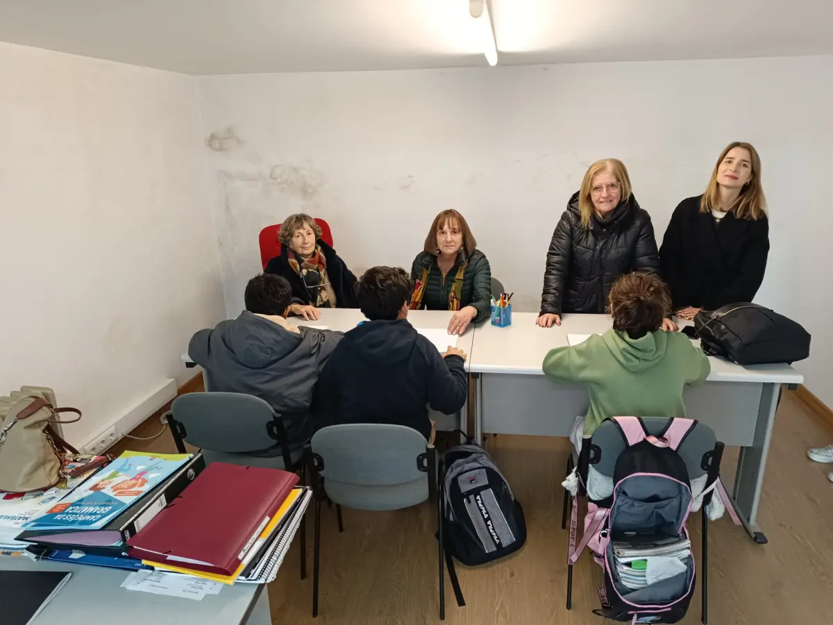 Professoras aposentadas numa sessão de apoio ao estudo