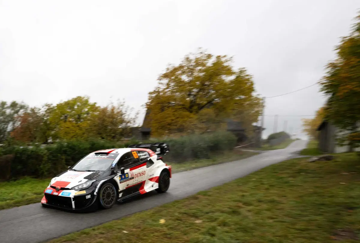 Kalle Rovanpera lidera em Toyota Yaris