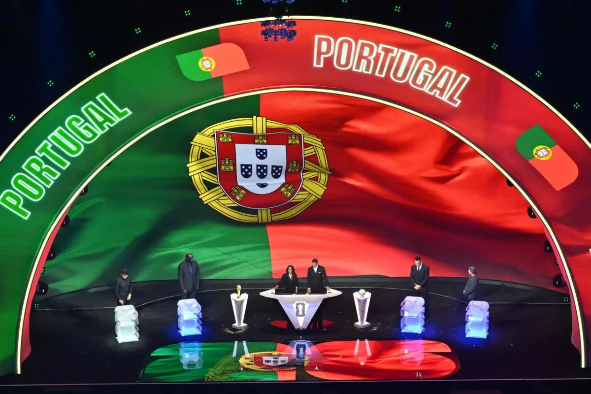 A bandeira de Portugal quando saiu a bola com o nome da seleção