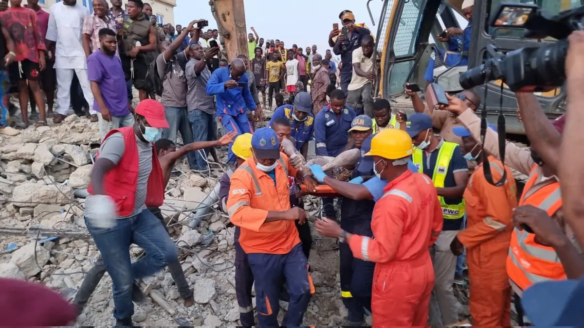 Foram já resgatadas 13 pessoas dos escombros