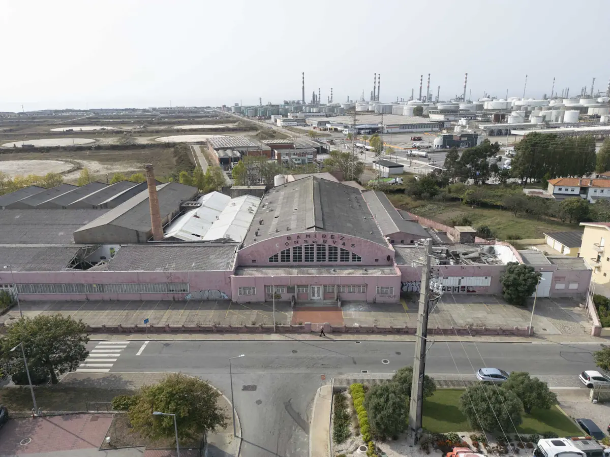 Janelas foram tapadas com blocos de cimento para evitar intrusão