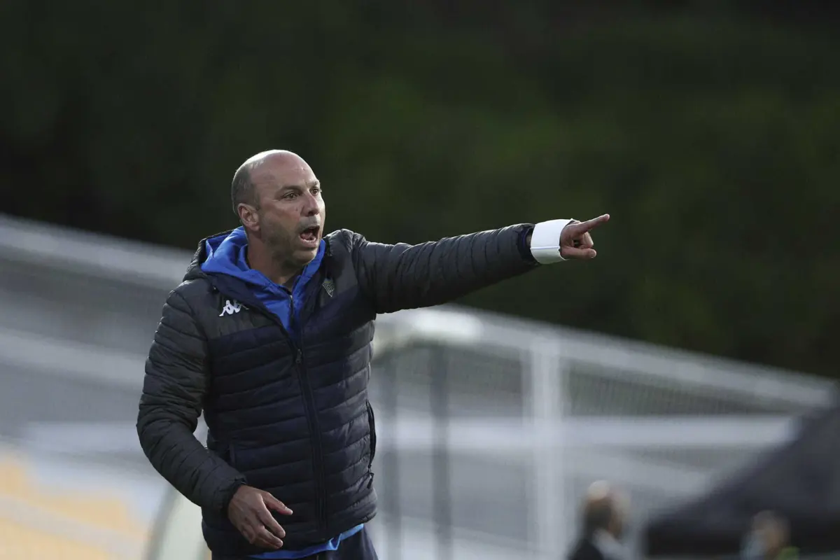 Na última passagem em portugal, o treinador orientou o Estoril.